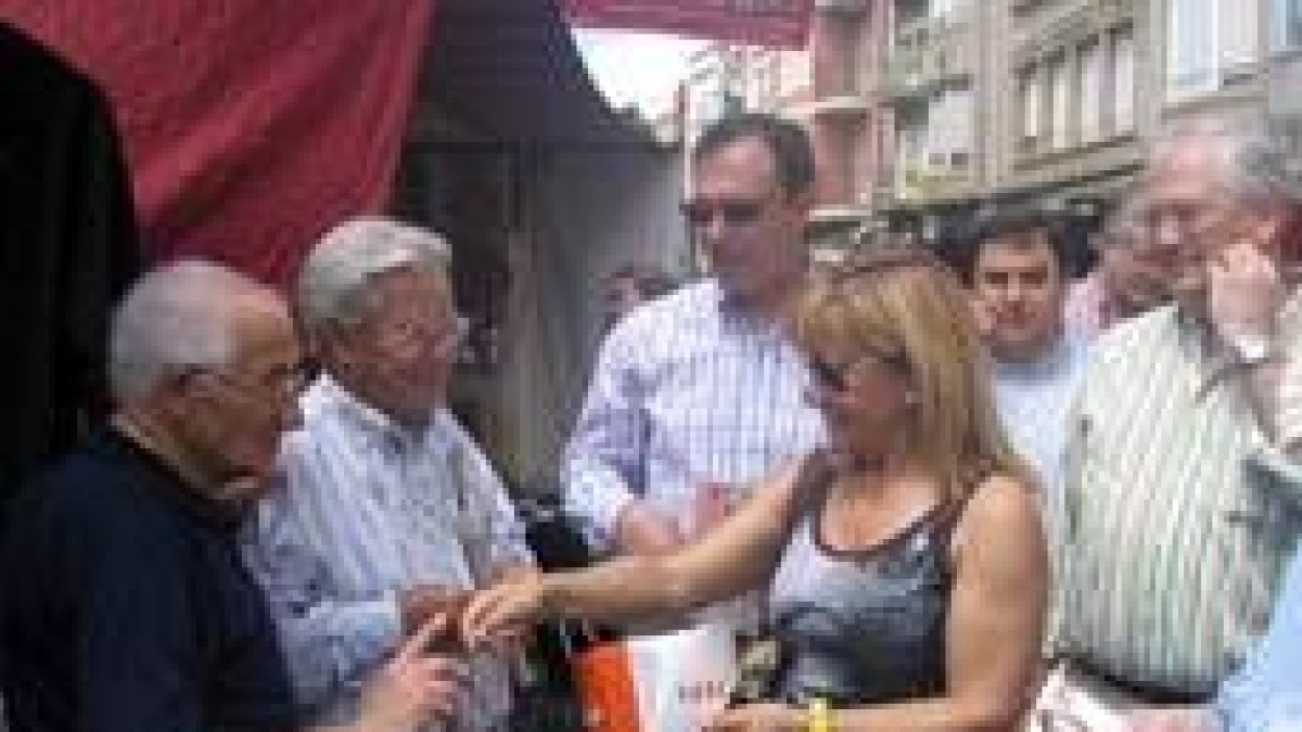 Panero y Carrasco reparten propaganda en el mercado