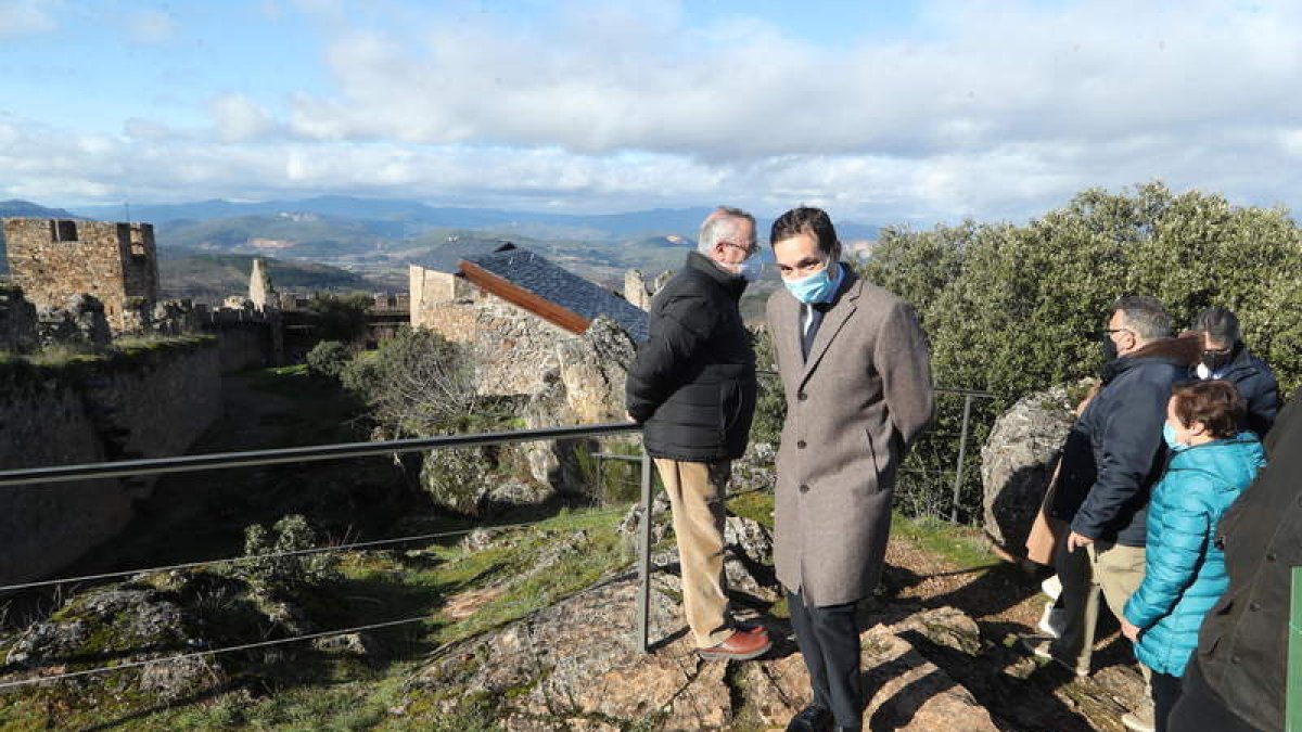 El viceconsejero de Cultura, Raúl Fernández Sobrino, durante su visita a Cornatel. L. DE LA MATA
