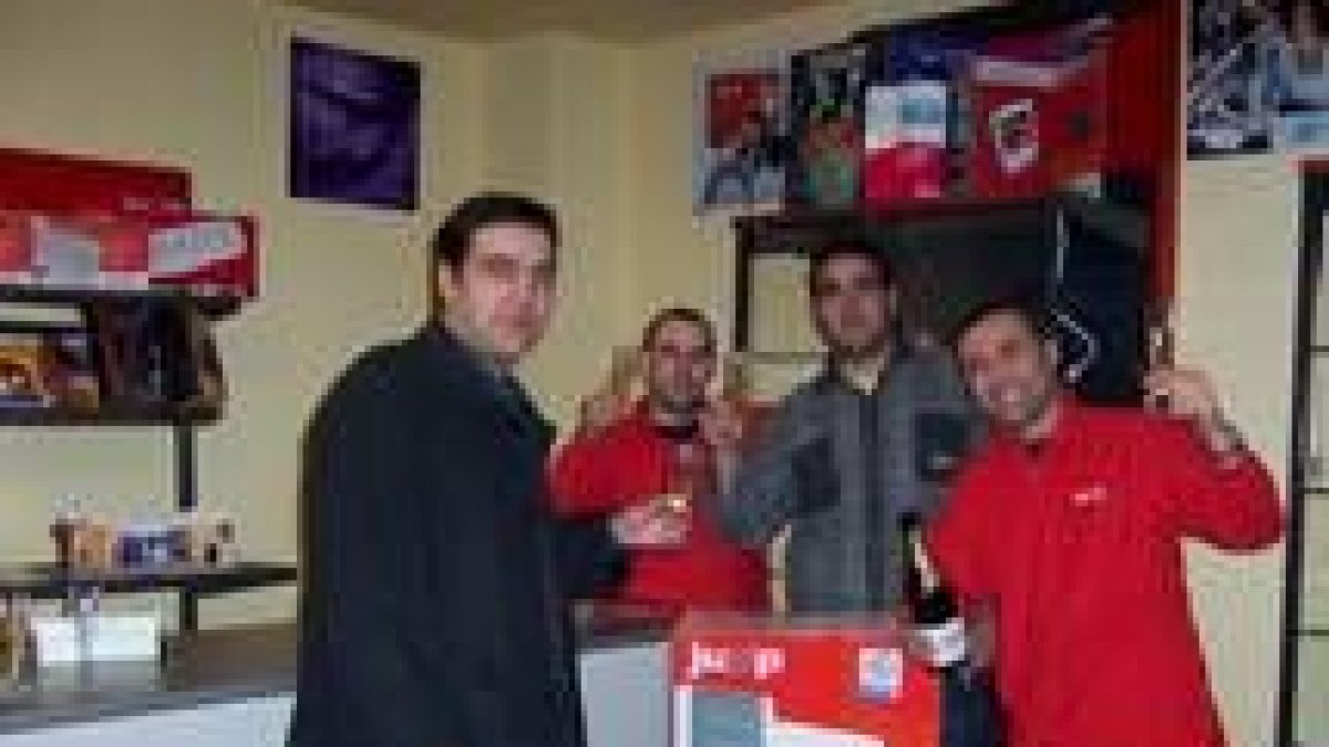 José Manuel Rodríguez y Felipe Fernández brindan con cava con dos clientes