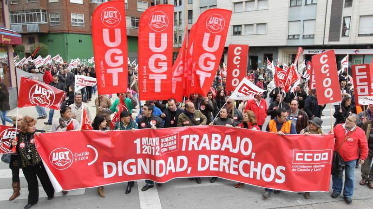 El color rojo vistió la marcha del Primero de Mayo en Ponferrada, después de 20 años sin convocarse. En la imagen, llegando a la plaza de Fernando Miranda.