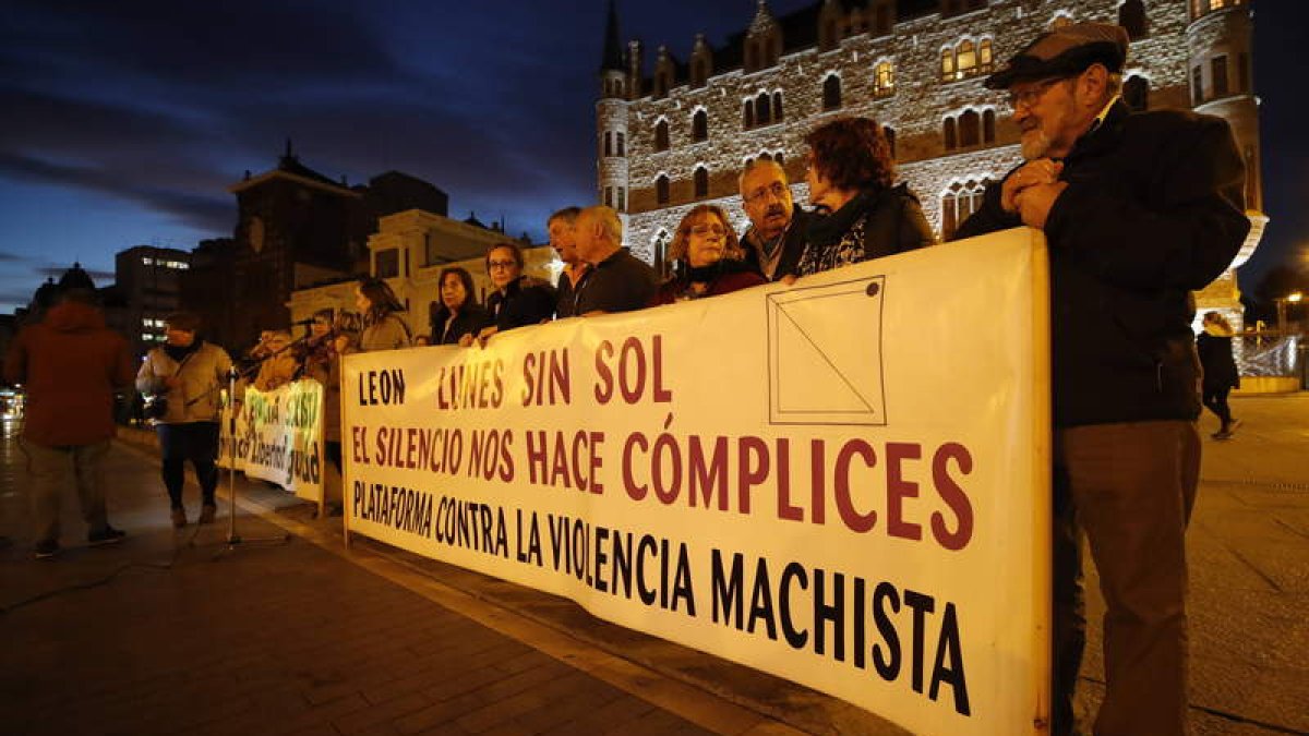 Concentración en León de 'Los Lunes sin sol'.