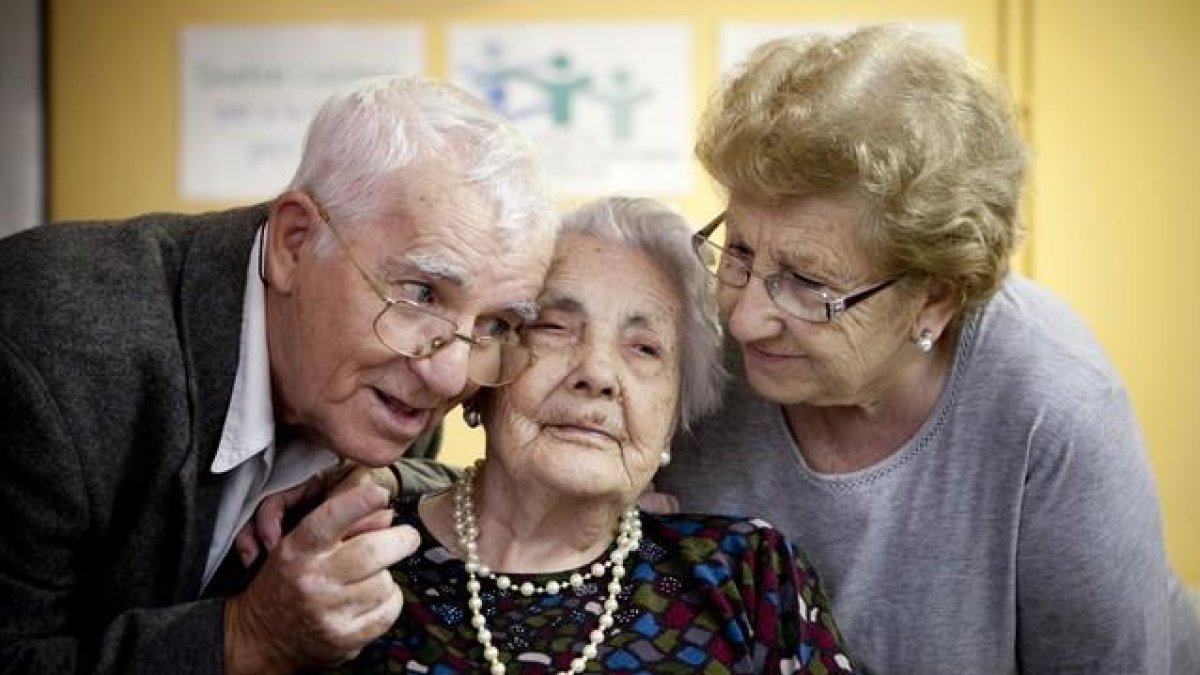 Ana Vela, con sus hijos Juan y Ana, en la celebración de su 110 cumpleaños.