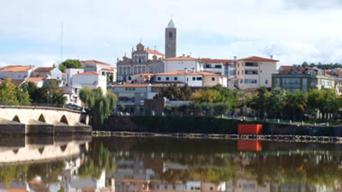 Mirandela conserva un coqueto puente romano y también raíces culturales de su pasado leonés, aún pre