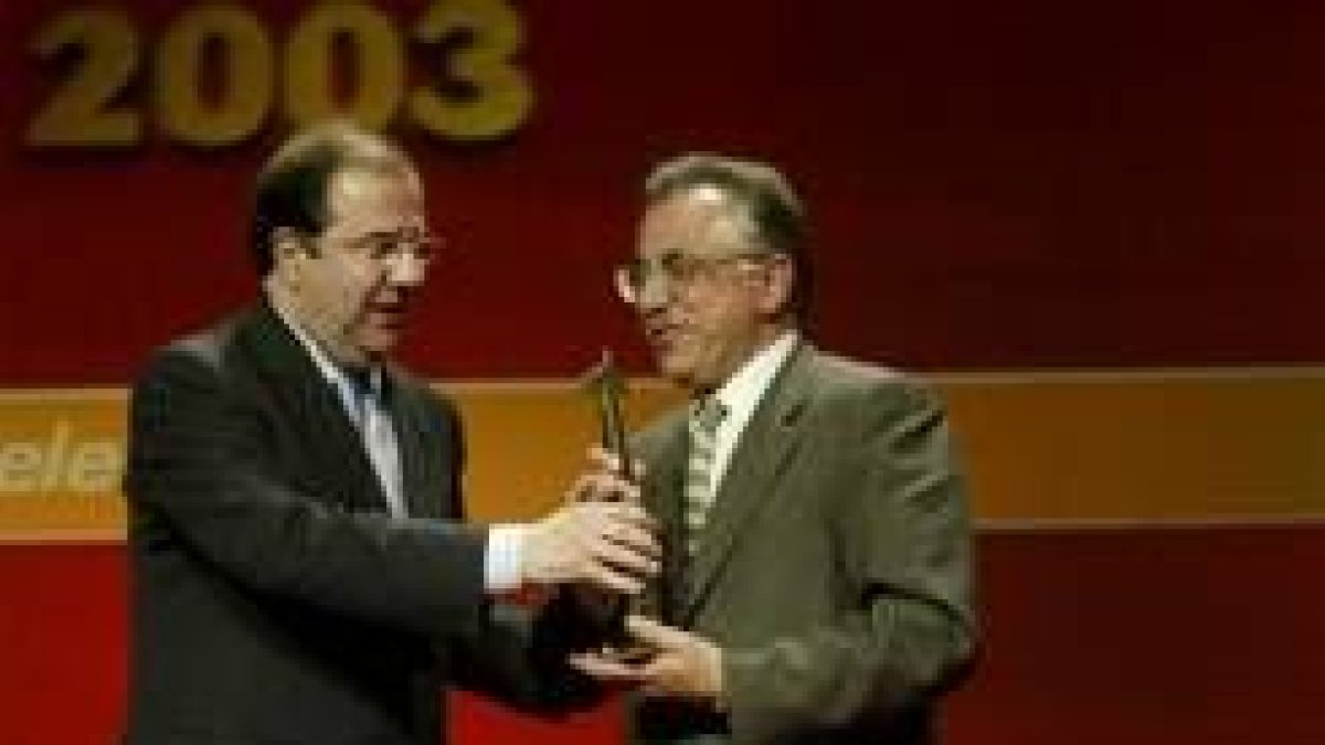 Juan Vicente Herrera entregando el premio a Fernando Aller, director de Diario de León