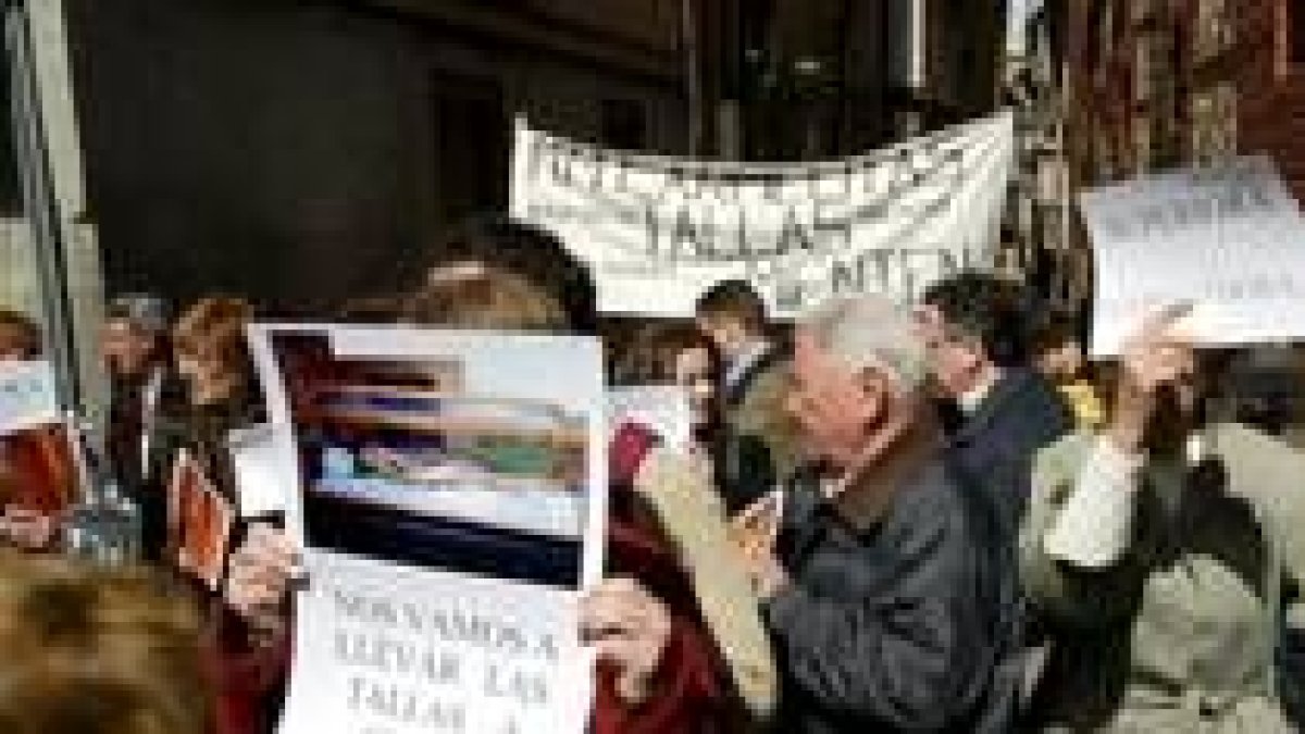 Una joven muestra un cartel con la imagen del cristo yacente
