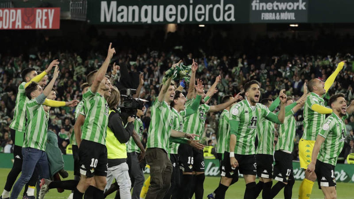 Los jugadores del Betis celebran el pase del club verdiblanco a la final de la Copa del Rey. JULIO MUÑOZ