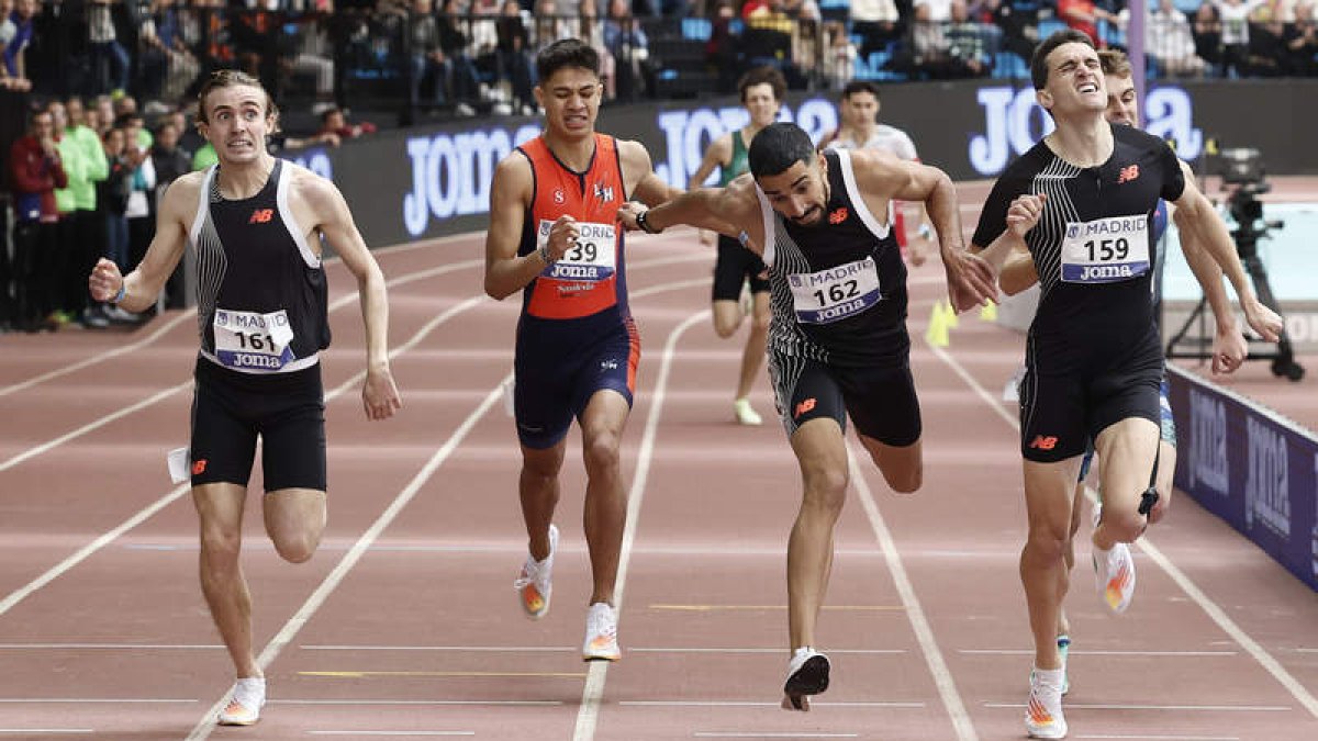 Saúl Ordóñez (162) en el momento de cruzar la meta como campeón de España de los 800 metros en pista cubierta. SERGIO PÉREZ
