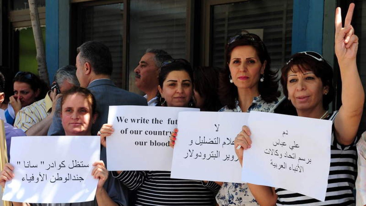 Los periodistas sirios muestran su apoyo a los secuestrados ante la sede de la agencia Sana.