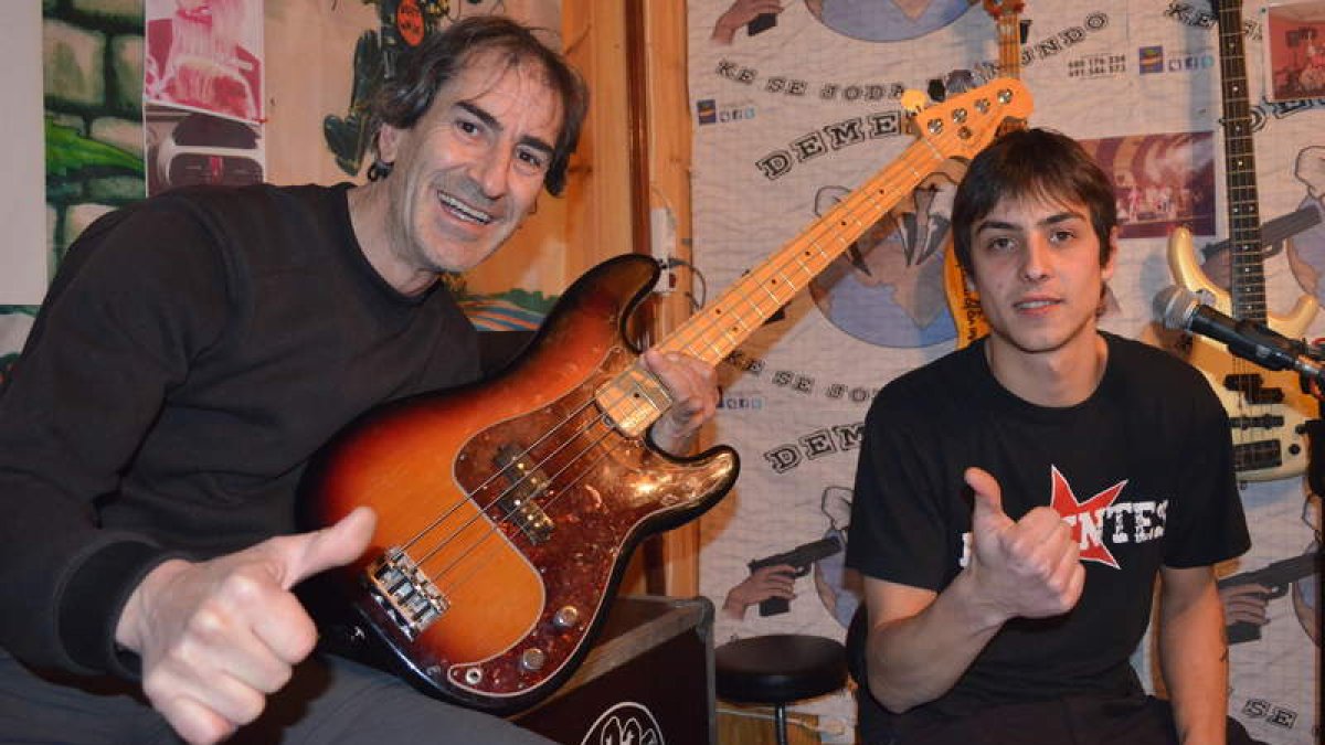 Nacho y Omar, padre e hijo, en su local de ensayo en Laguna de Negrillos. MEDINA