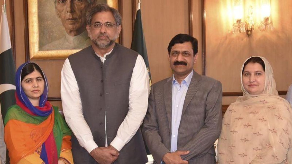 Malala junto al primer ministro paquistaní, Shahid Khaqan Abbasi, y los padres de la activista en Islamabad.