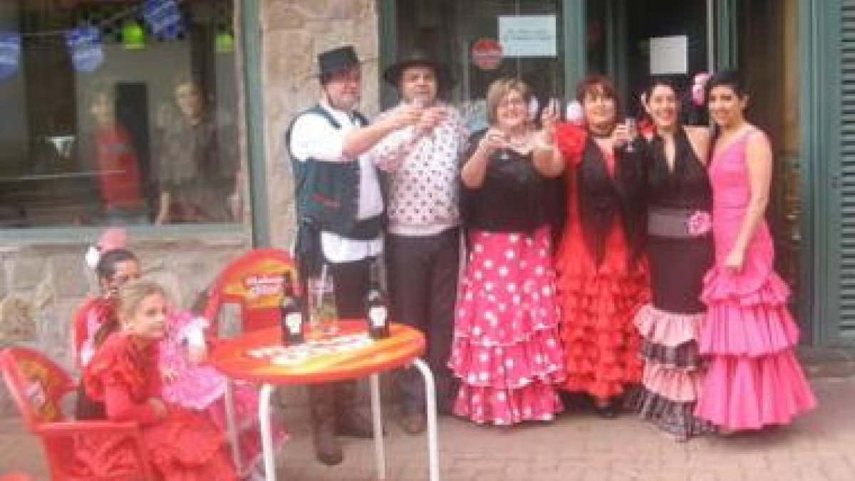 Los vecinos vivieron una auténtica fiesta con sabor flamenco llena de música y colorido.