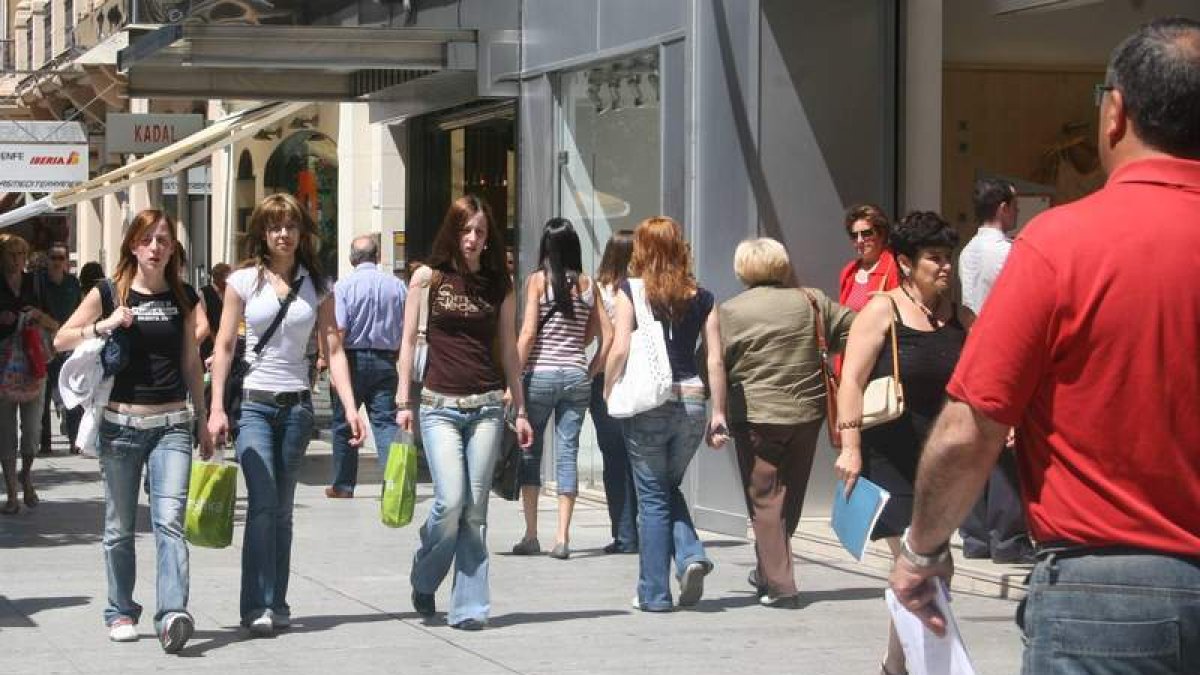 El verano rebaja el número de leoneses que camina por las calles más comerciales del centro de la ciudad.