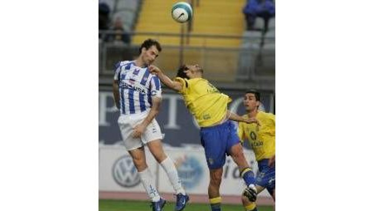 Joaquín Bornes tuvo en su cabeza el gol del triunfo, pero la pelota se fue al larguero
