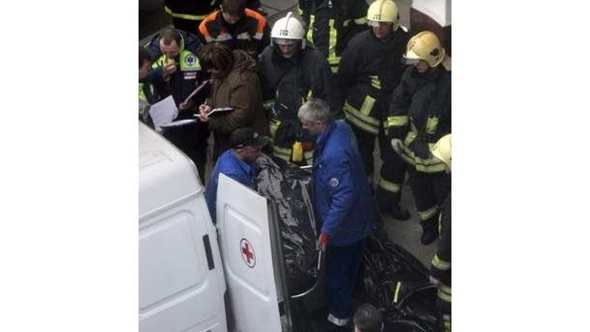 Los servicios de rescate evacuan los cadáveres.
