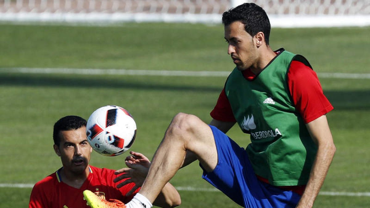 Pedro y Busquets, durante el entrenamiento de España en la Isla de Ré. KAI FÖRSTERLING