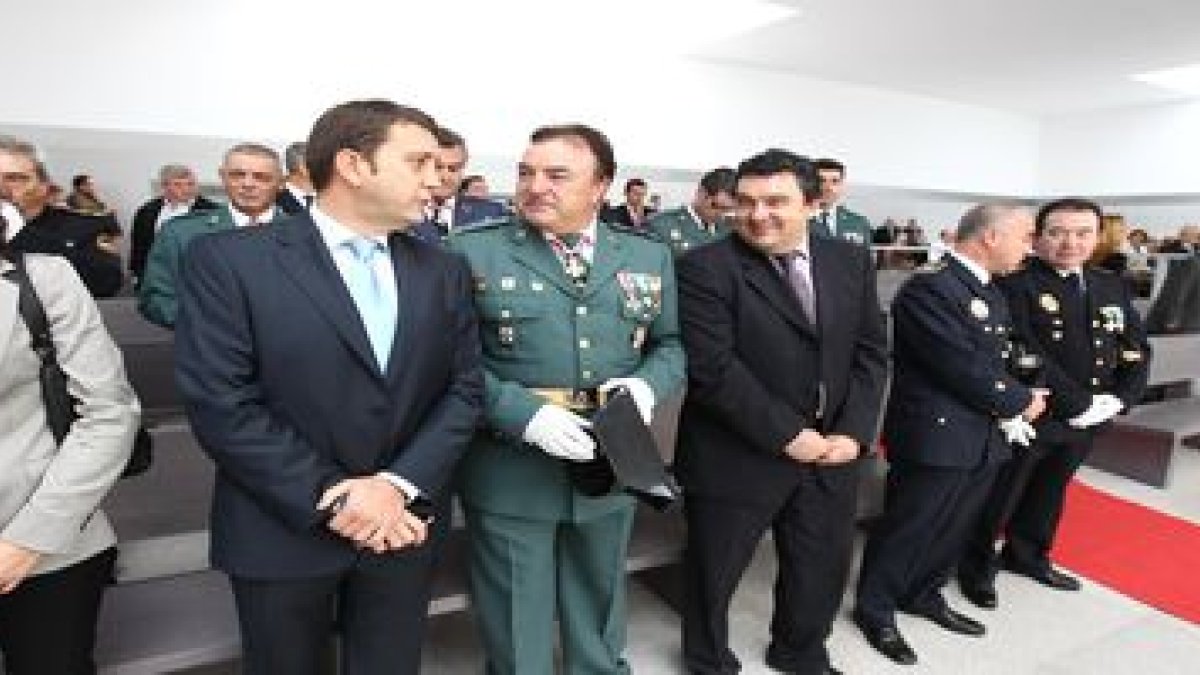 El alcalde junto al capitán D. Díaz, el presidente del Consejo y el mayor de la Policía Municipal