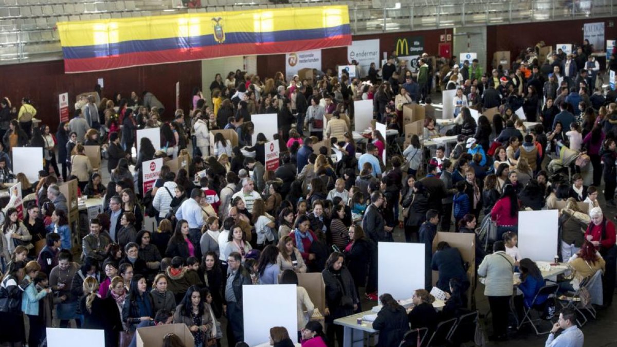Cientos de ciudadanos ecuatorianos depositan su voto en las mesas instaladas en el complejo deportivo municipal Mar Bella de Barcelona.