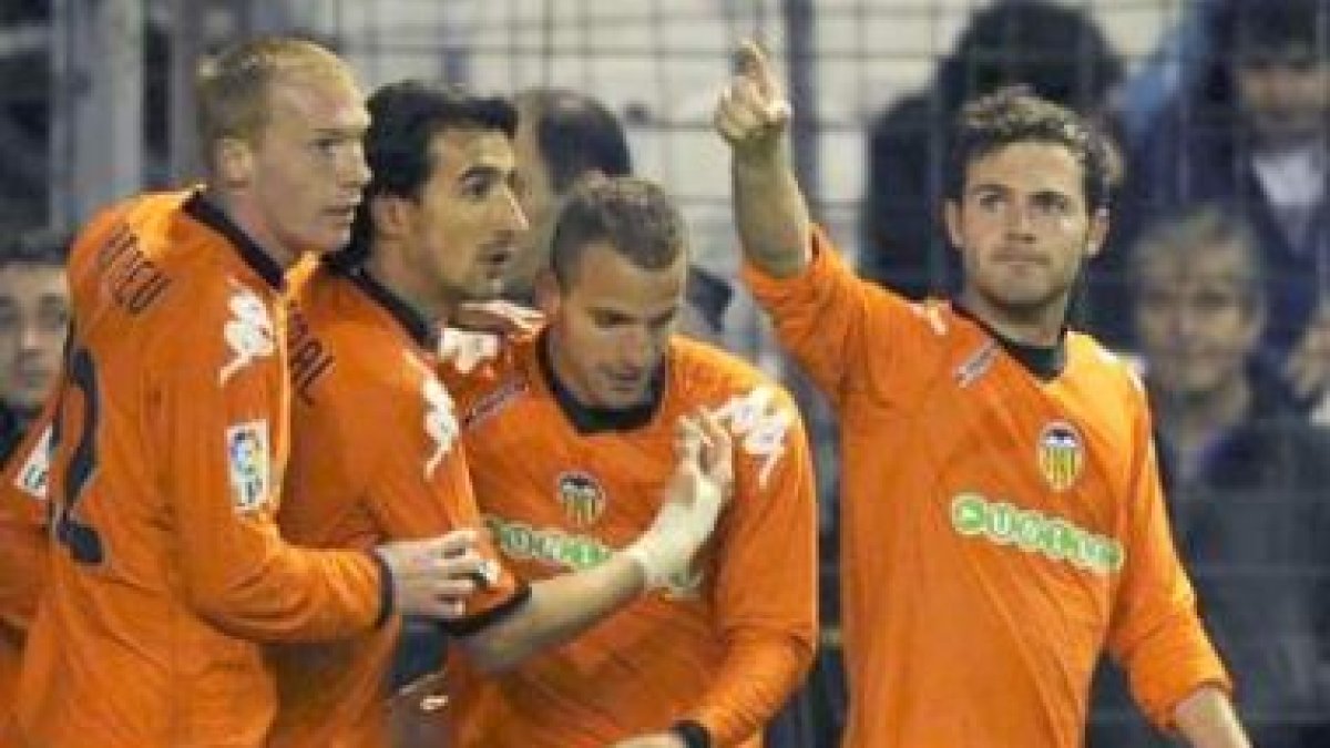 Juan Mata (d) celebra su gol junto a Jeremy Mathieu (i), Mehmet Topal (2i) y Roberto Soldado.