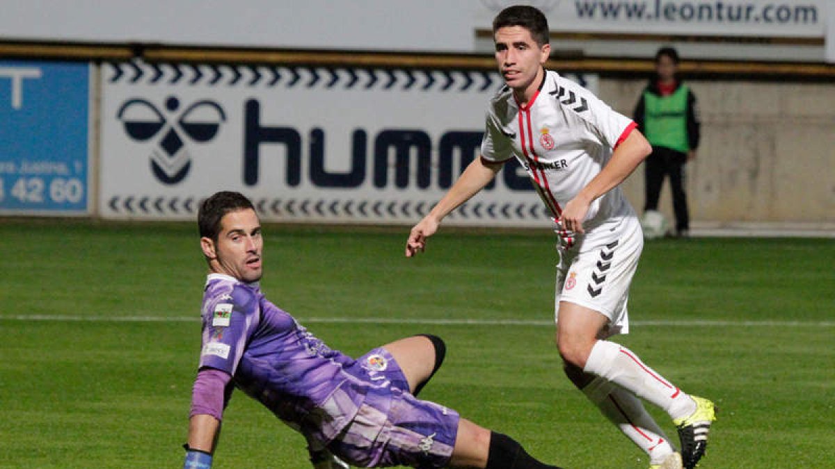 Cristóbal Gil marca de esta manera su último gol con la elástica de la Cultural tras llegar a León procedente de la UD Almería. MARCIANO PÉREZ