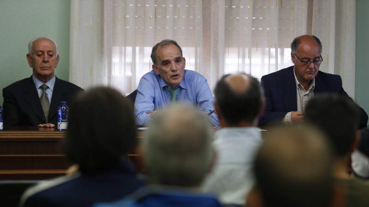 La junta directiva de la Federación de Castilla y León de Fútbol sigue su línea de trabajo. JESÚS F. SALVADORES