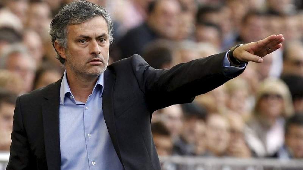 Mourinho da indicaciones a los futbolistas del Real Madrid en un partido de Liga.