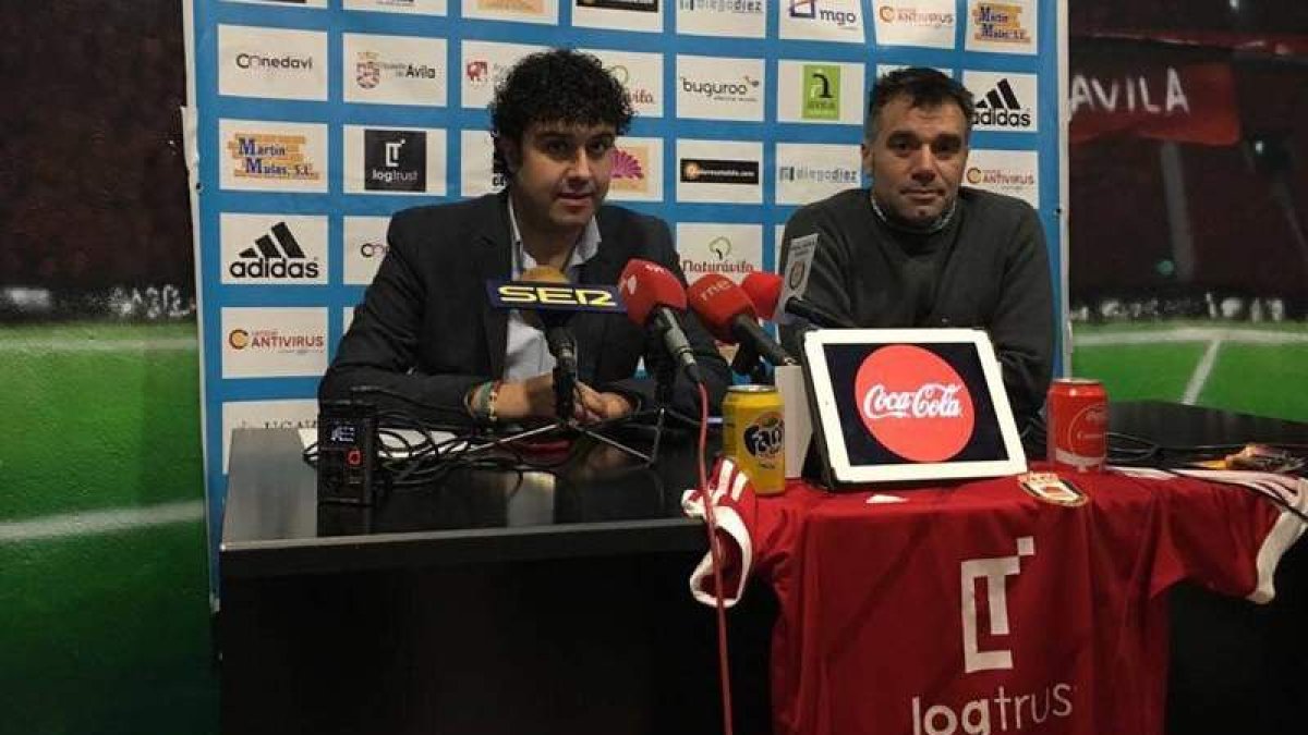 Miguel Ángel Miñambres, a la derecha, durante su presentación por el Real Ávila. DL