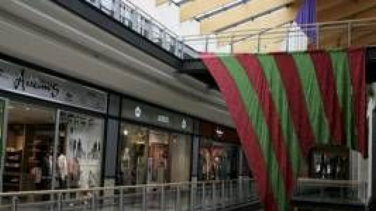 Los pendones lucen en el centro comercial Espacio León