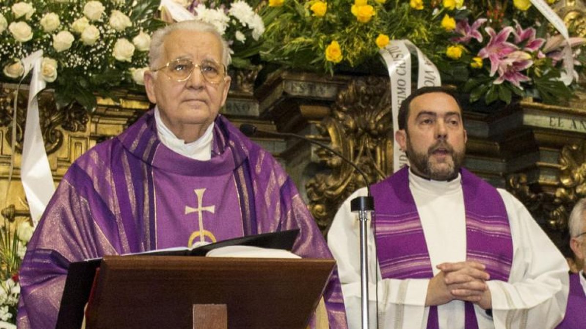 Manuel Fláker (a la derecha) junto al obispo en el multitudinario entierro de don Enrique, el párroco del Mercado.