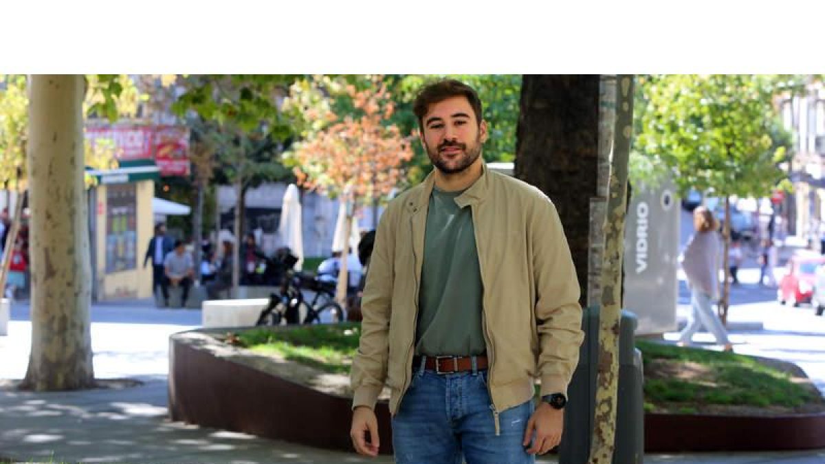 El leonés Marcos Castro, esta semana en Madrid, donde reside y preestrenó su primera obra ‘De soledades y alegrías, el tiempo descolorido’. DL