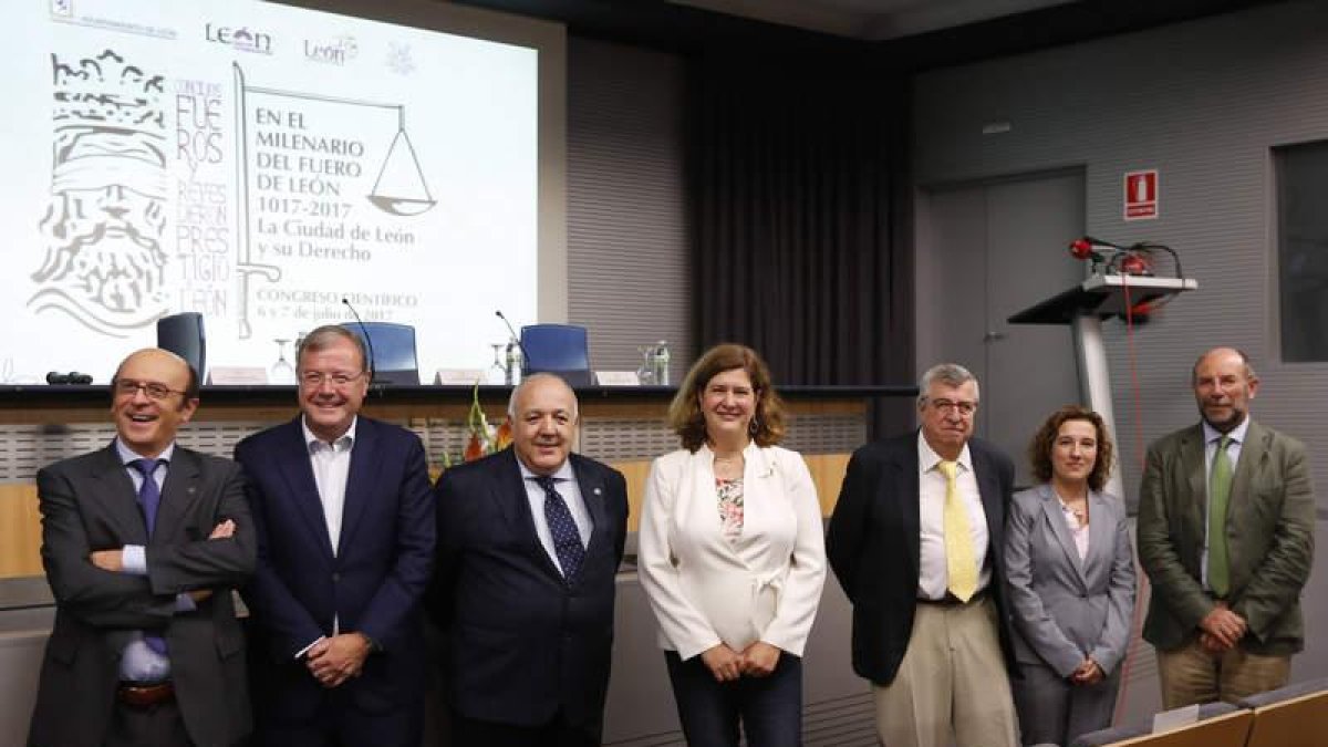 Los intervinientes, acompañados por el alcalde de León, ayer antes de iniciar el acto en el salón municipal. JESÚS F. SALVADORES