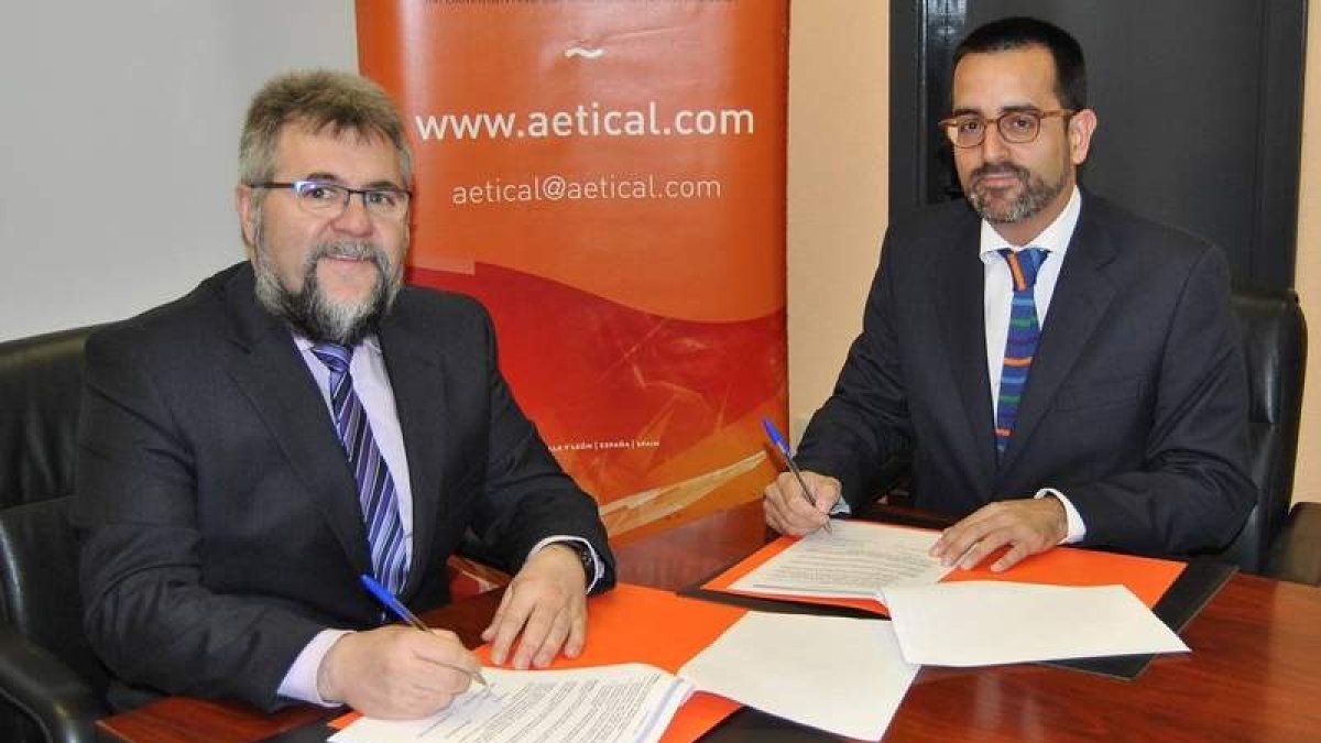 Un momento de la firma del acuerdo de colaboración. DL