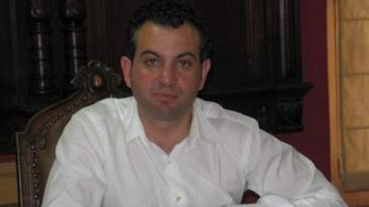 Nicanor Sen, alcalde de Cistierna, defiende la compra de terreno industrial en Vidanes.