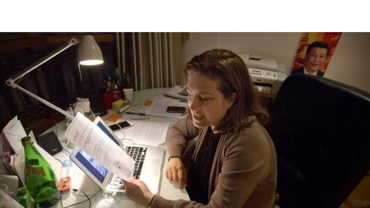 Ursula Gauthier, reportera de L'Obs, en su despacho en Pekín, este sábado.