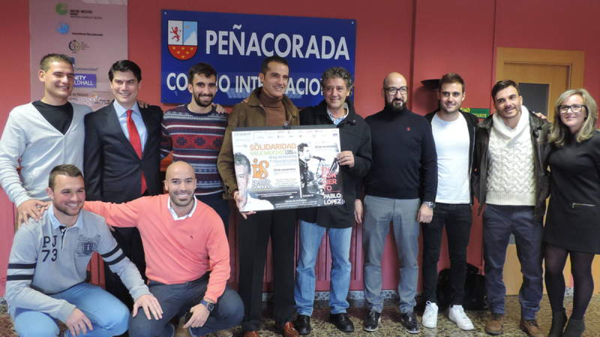 Representantes del deporte leonés, junto a Rafa Guerrero, en la presentación de Peñacorada.
