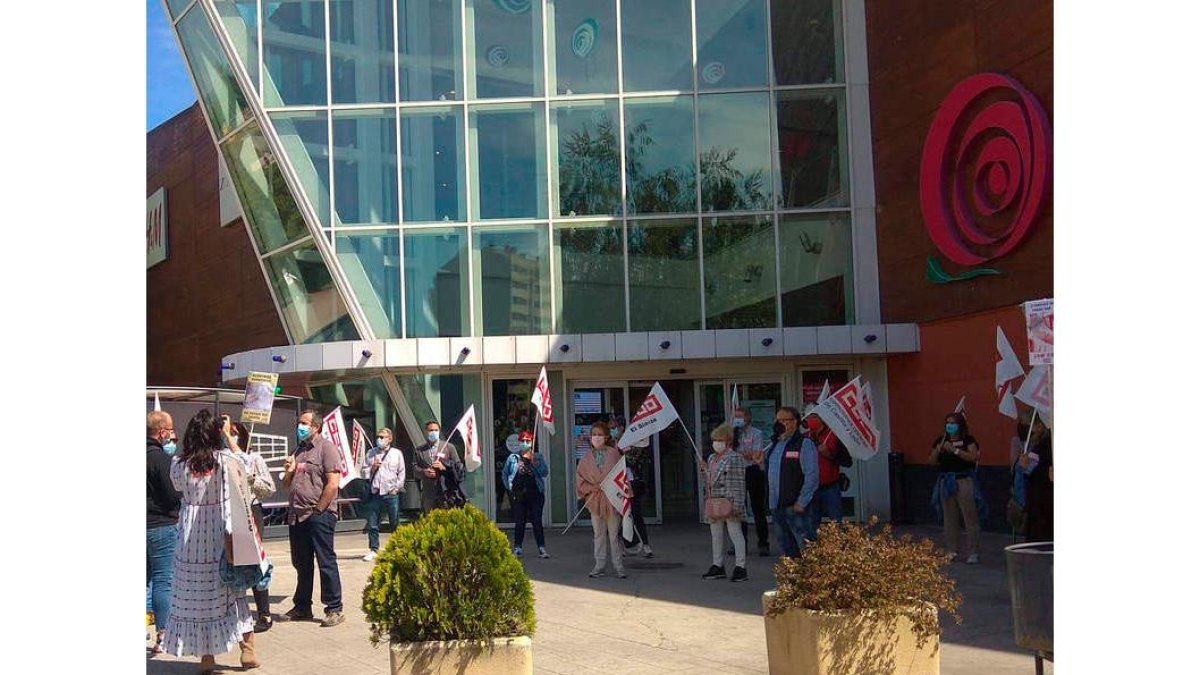 Protesta ayer a la puerta del Rosal de Ponferrada. DL