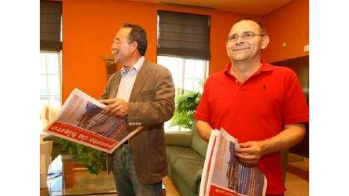 Saavedra y el actual portavoz con las revistas del grupo.