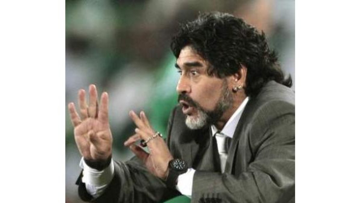 Diego Armando Maradona dio intrucciones sin cesar desde la banda.