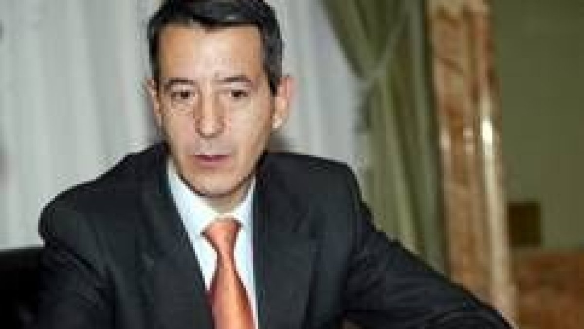 Constantino Méndez en su despacho de Madrid