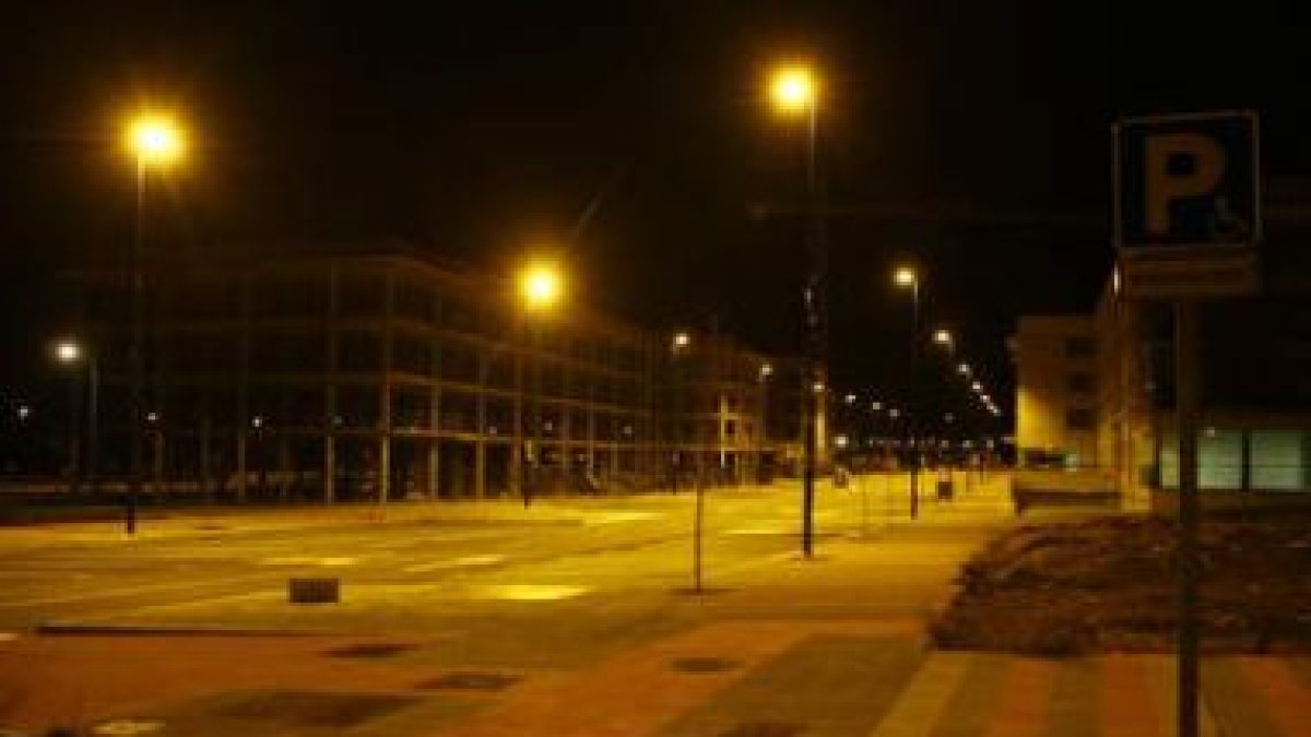 Viales perfectamente iluminados pero por los que no se puede transitar.