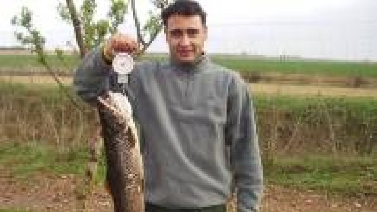 Un hermoso ejemplar de trucha común capturado por el pescador David Calzado