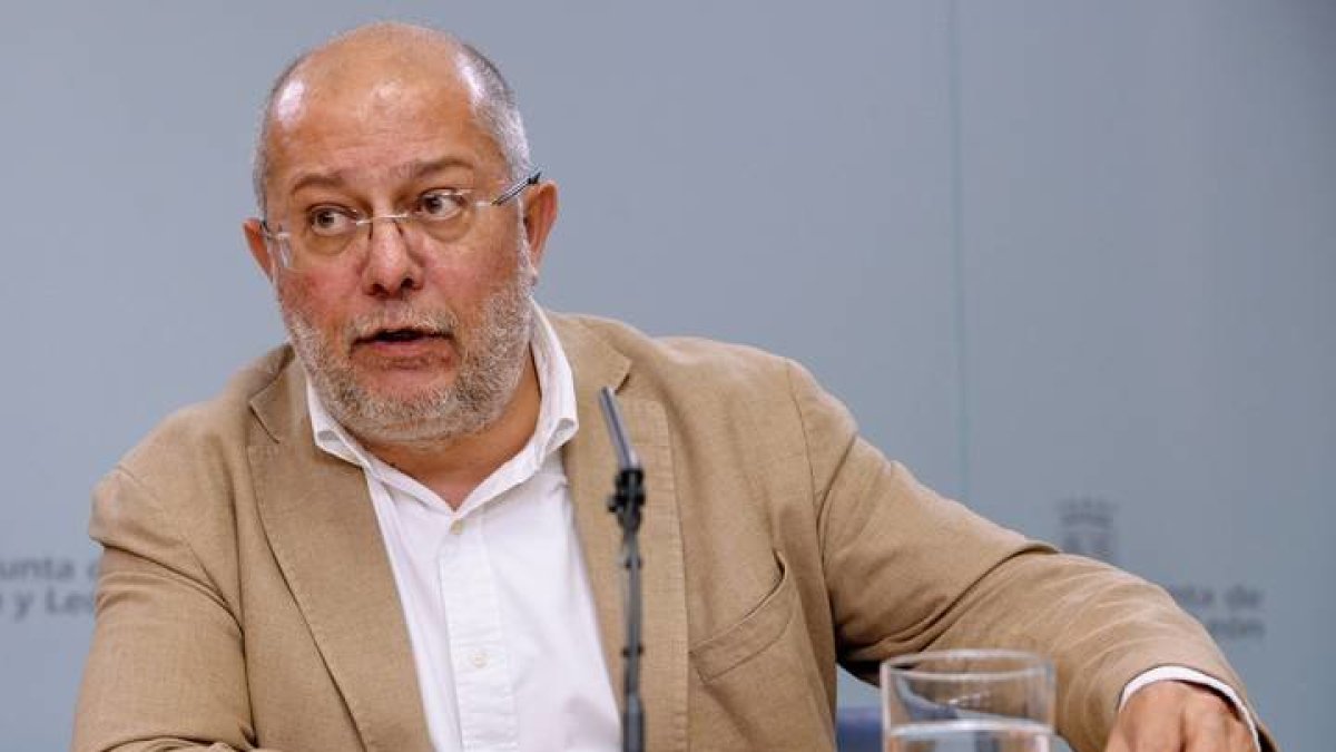 Igea ha ninguneado hoy en León al Colegio de Médicos y a su presidente, José Luis Diaz Villarig. R. GARCÍA