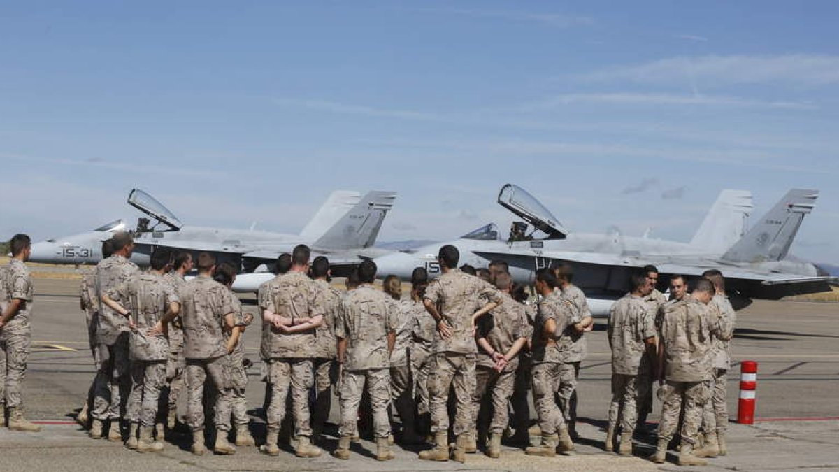 Alumnos de la Academia Básica del Aire con un F-18 que había tomado tierra en La Virgen durante unas maniobras. MARCIANO PÉREZ