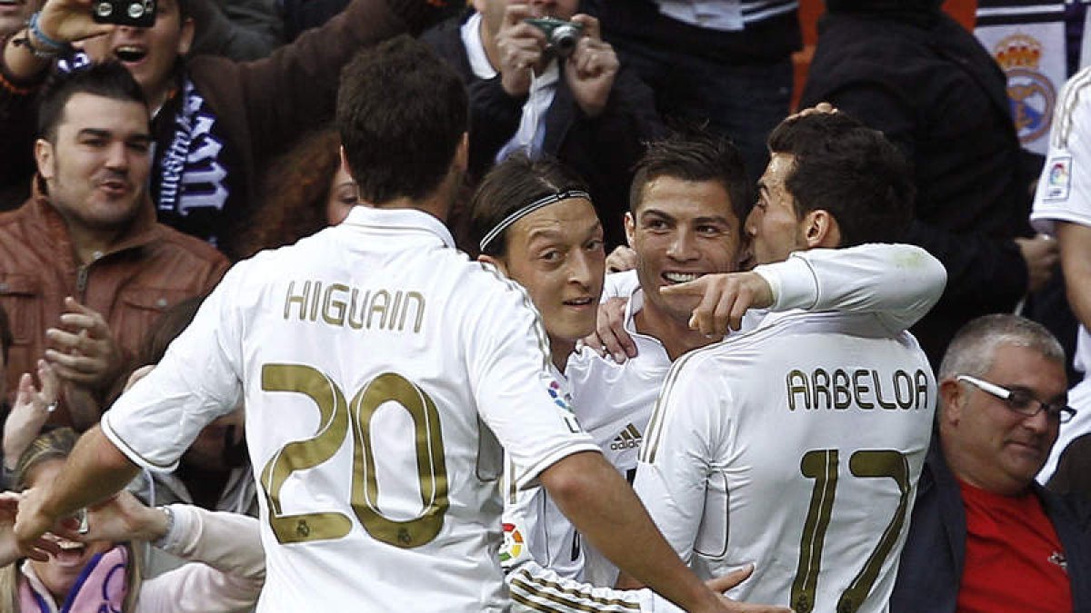 Ronaldo celebra junto a sus compañeros uno de los tres goles que marcó ante Osasuna.
