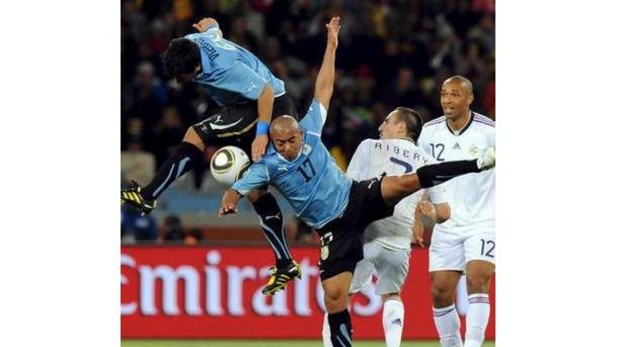 Victorino y Arévalo chocan ante Franck Ribery y Henry .