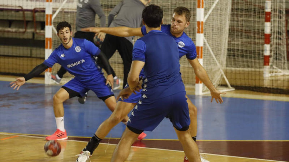 El Abanca Ademar mantiene el ritmo de sus entrenamientos de cara al inicio de la Liga. JESÚS F. SALVADORES