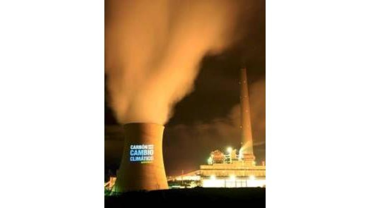 Greenpeace proyectó imágenes sobre la central de As Pontes