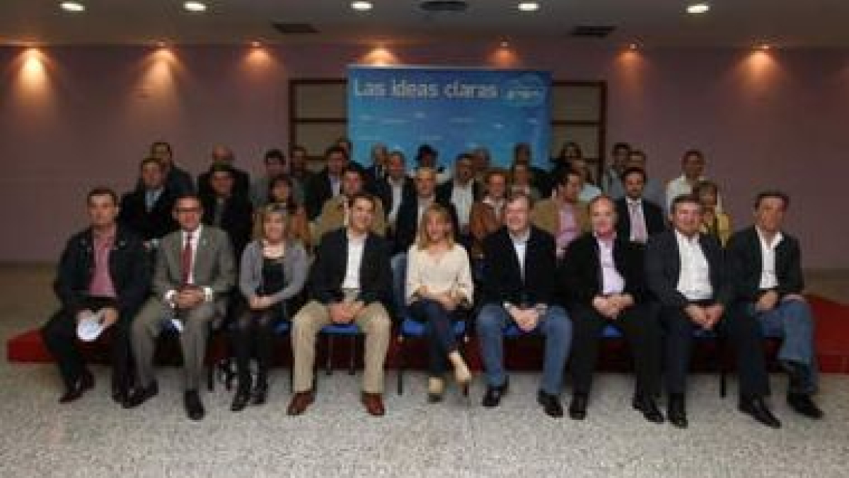 Los 38 candidatos populares para el Bierzo con Riesco, Carrasco y Silván, en primera fila.