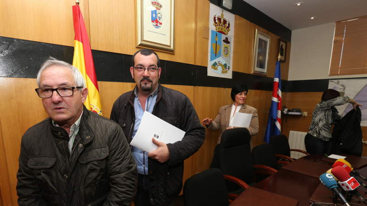 López Rellán, precedido por Gonzalo Cubelos, con Adela Martínez y Teresa Jáñez al fondo.
