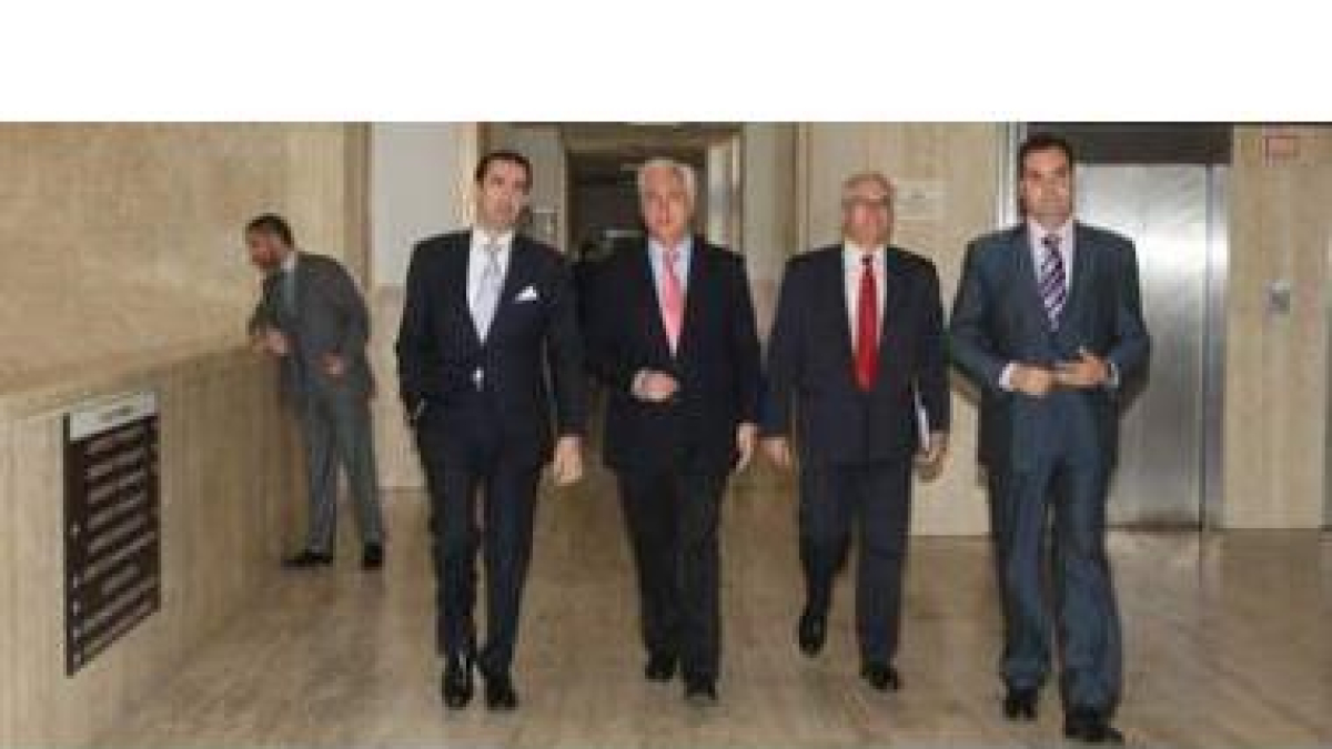 Suárez-Quiñones, Concepción, García Prada y Hernáiz se dirigen a la sala del decanato en la que se c