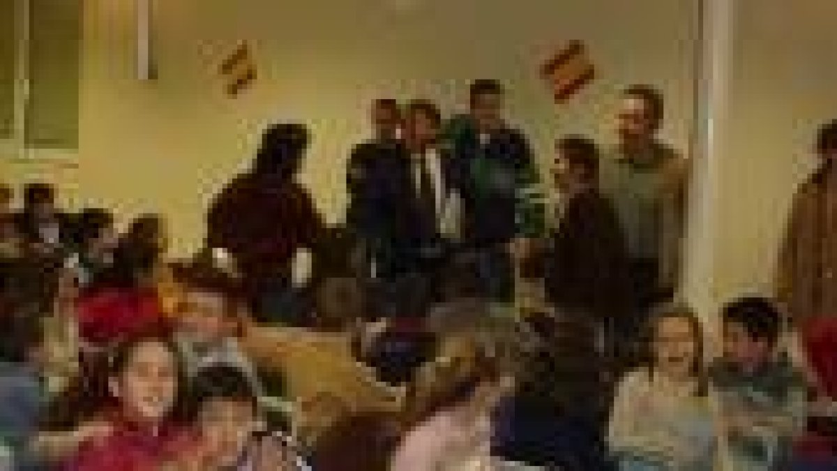 Francisco Álvarez saluda a uno de los profesores en presencia de los alumnos del Benito León